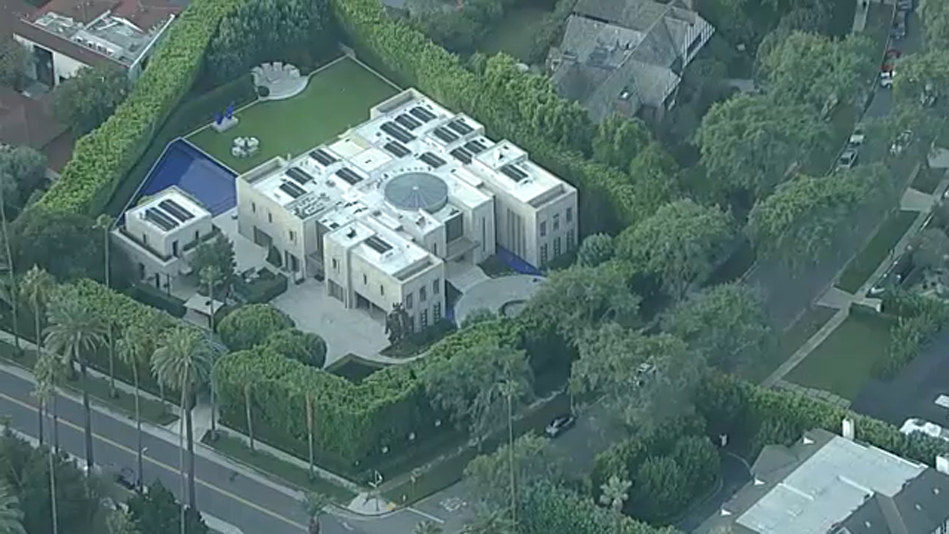 FBI serves search warrant tied to Eric Swalwell investigation at mansion in Beverly Hills
— Schaumburg Community news